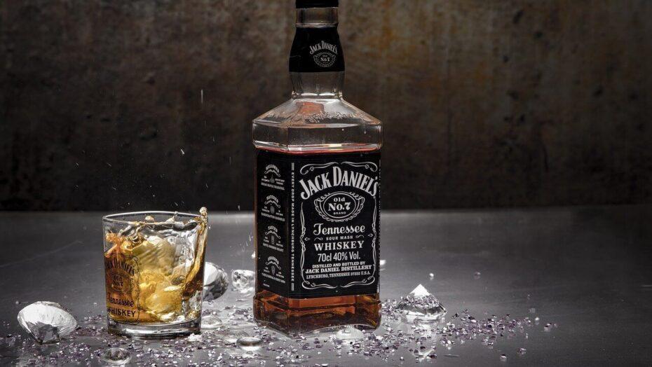 Criança de 4 anos morre após ser obrigada pela mãe a beber uma garrafa de whisky