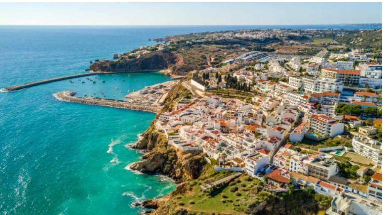 Em Portugal, turismo precisa de 3 mil empregados e faz apelo aos brasileiros: “Venham trabalhar”