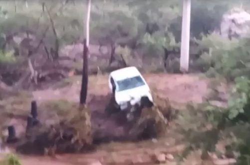 Homem que dirigia carro arrastado por enxurrada no interior do RN relata susto: 'Levou a gente rio a dentro'