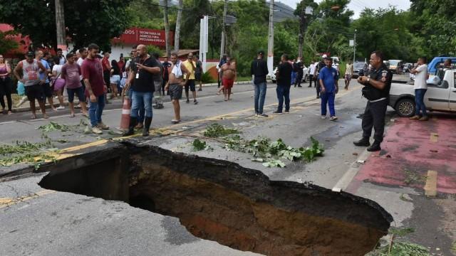 Por causa das chuvas, parte da estrutura cede e ponte é interditada em Maricá, no RJ