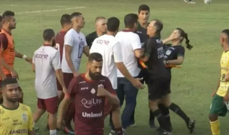 Técnico dá cabeçada em mulher durante jogo de futebol