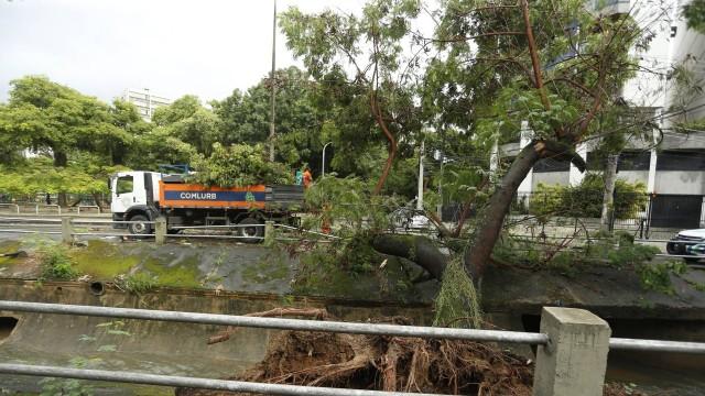 Temporal deixa pelo menos 14 mortes no estado do Rio; capital volta a estágio de atenção com previsão de chuva frequente