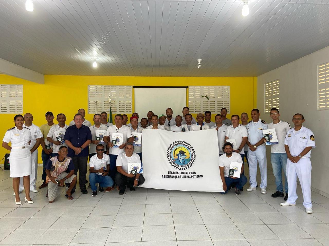 ALUNOS RECEBEM CERTIFICADO DO CURSO DE MARINHEIRO AUXILIAR FLUVIAL EM GEORGINO AVELINO