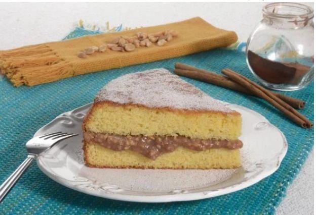 Aprenda a receita do bolo de fubá fofinho com recheio de pé de moleque