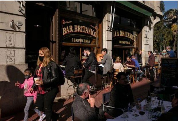 Com alta de casos, Argentina confirma início da 4ª onda de Covid