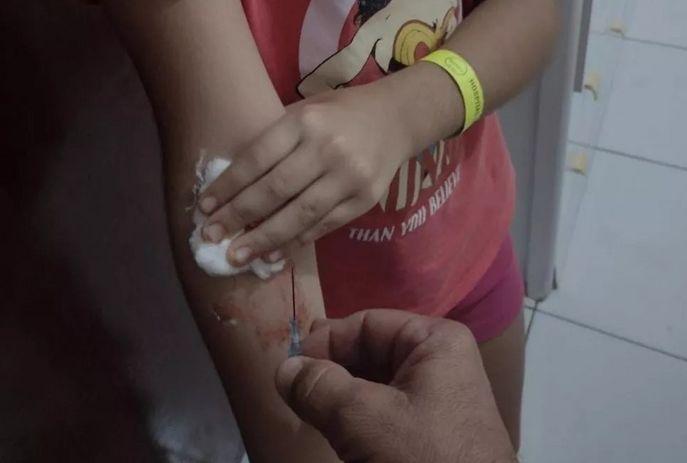 Criança sai de hospital com agulha “esquecida” no braço