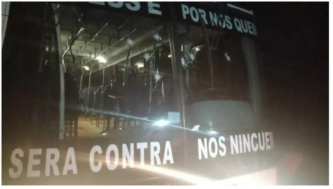 Criminosos atiram contra ônibus escolar e deixam dois feridos no interior do RN