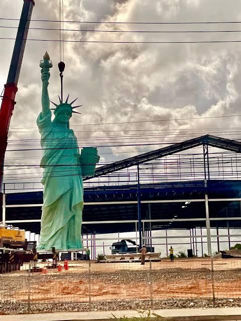 Estátua da liberdade rouba protagonismo dos Reis Magos e garante a uma loja a publicidade que nenhuma empresa tem em Natal