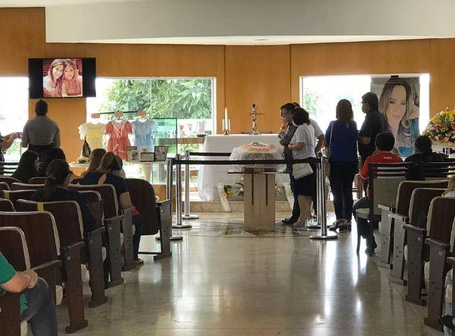 Familiares e amigos se despedem de influenciadora digital potiguar que morreu em acidente em Portugal