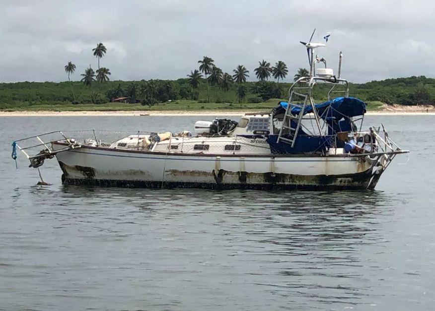 Homem encontrado morto em veleiro à deriva morreu por desidratação e desnutrição extremas, diz Itep