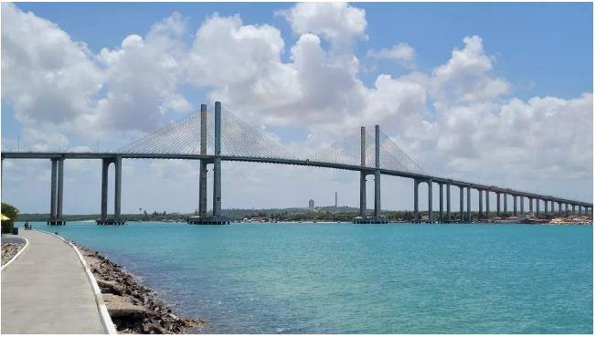 Motociclista morre após colisão com caminhão quebrado na Ponte Newton Navarro em Natal