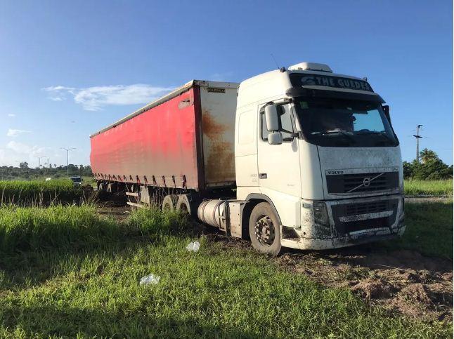 Motorista perde controle, sobe canteiro e caminhão bloqueia rotatória na BR-304 na Grande Natal