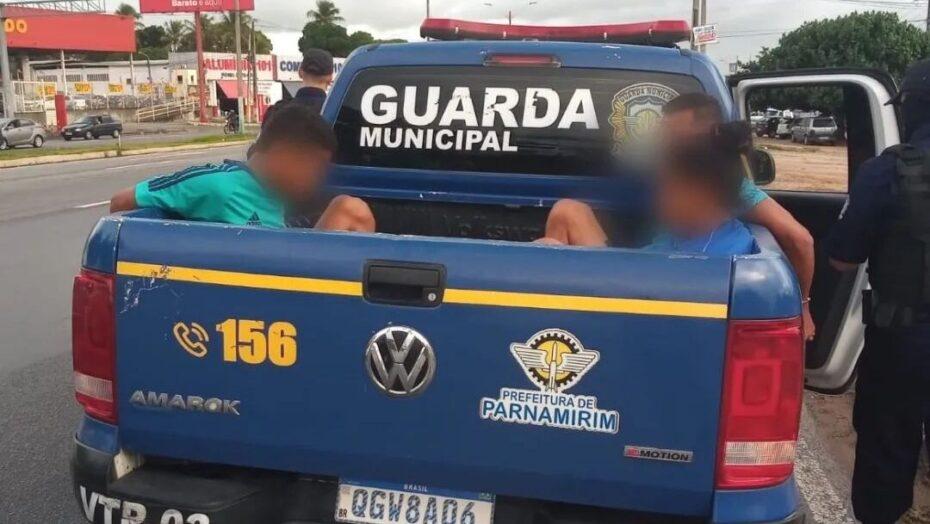 Mulher e dois tornozelados são presos suspeitos de fazer tráfico de drogas via “delivery” na Grande Natal