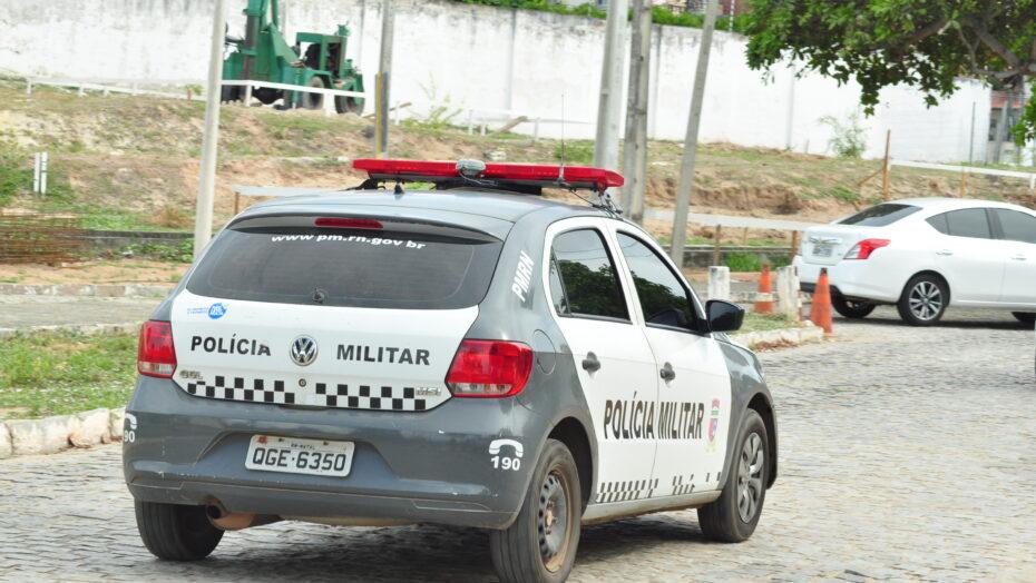 Populares acham que homem embriagado dentro de carro estava morto e acionam a polícia em Natal