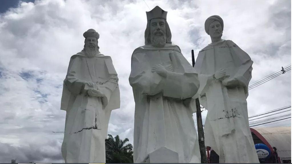Rachaduras aparecem em estátuas dos Reis Magos no pórtico de Natal