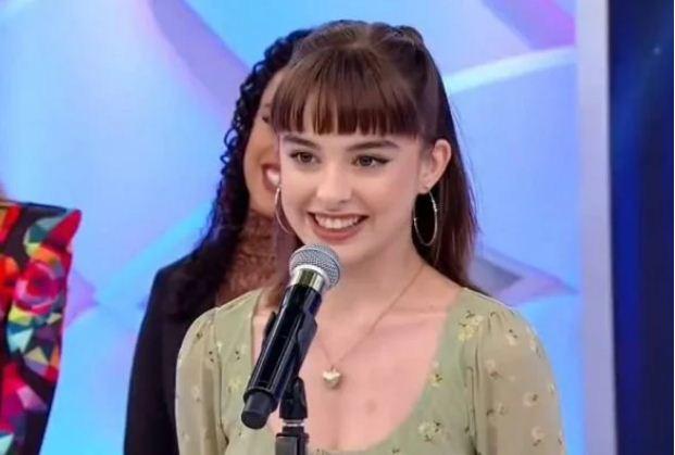 Vídeo: atriz de Poliana Moça revela namoro com mulher a Silvio Santos
