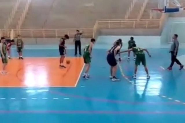 Adolescente é alvo de imitações de macaco durante jogo de basquete em Mossoró