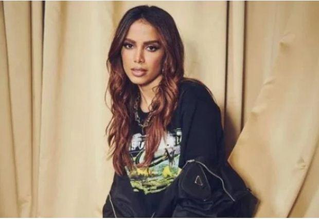 Anitta se choca ao ganhar prêmio e manda recado para Silvio Santos
