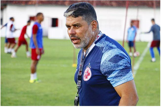 Após saída de Brigatti, Leandro Sena é efetivado e reassume comando do América-RN