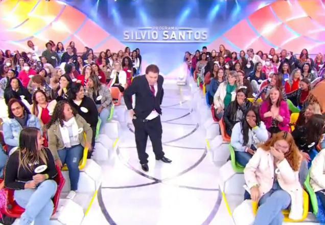 Calça de Silvio Santos escorrega durante gravação de programa
