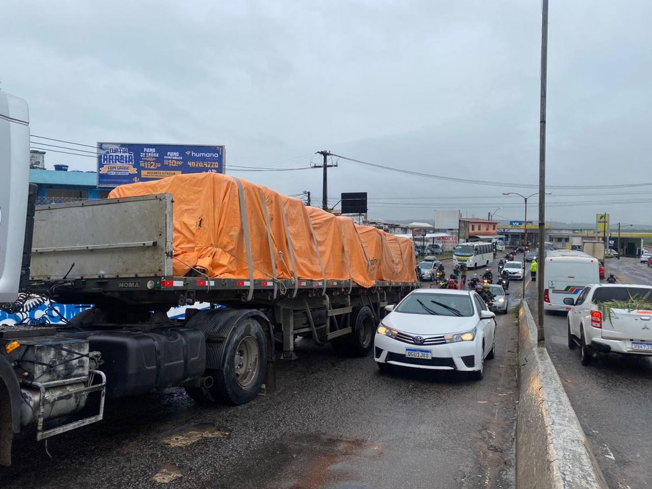 Carreta quebrada no viaduto da Urbana gera caos no trânsito na saída da zona Norte