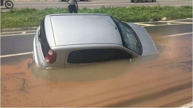 Carro fica preso após cair em cratera e marginal da BR-101 é interditada em Natal