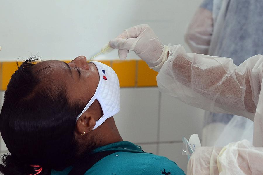 Covid: média móvel de casos dobra em 2 semanas e volta ao nível de final de março