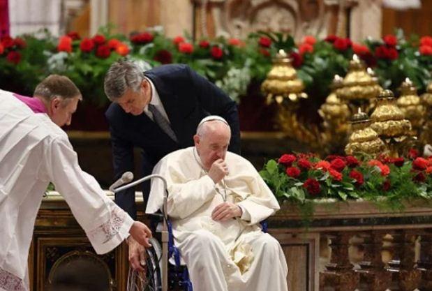 Entenda condição médica que colocou papa Francisco em cadeira de rodas