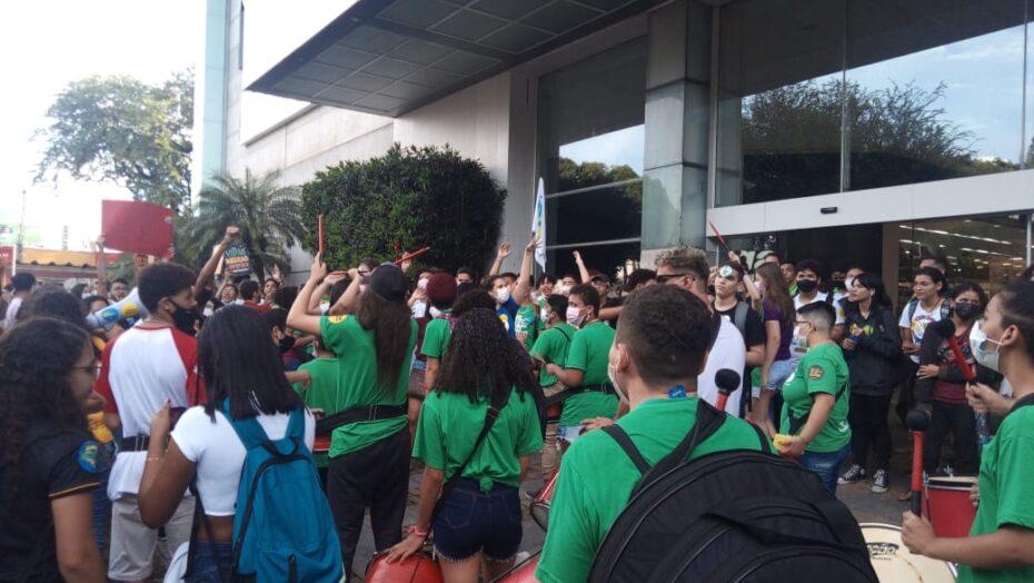 Estudantes de Natal protestam contra bloqueios orçamentários na educação