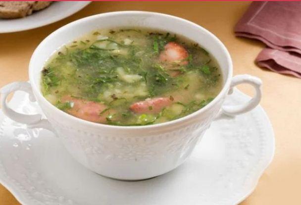 Fácil! Aprenda a fazer um caldo verde quentinho para enfrentar o frio