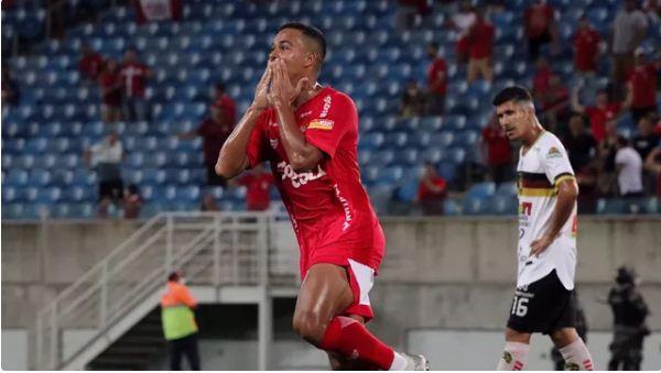 Foguete de Téssio salva, e América-RN bate o Globo em duelo potiguar da Série D na Arena das Dunas