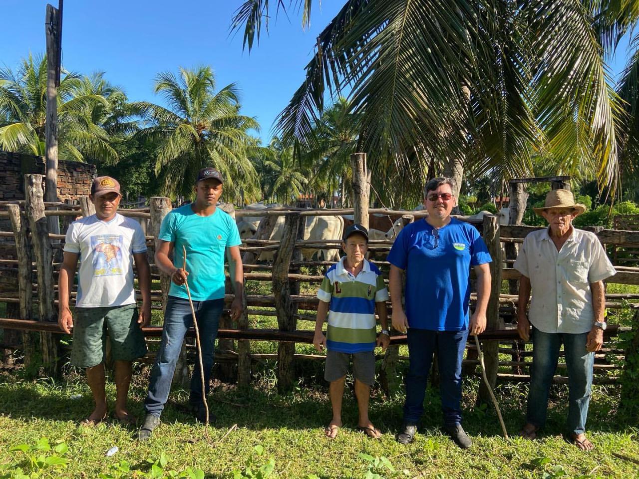 GEORGINO AVELINO REALIZA VACINAÇÃO CONTRA FEBRE AFTOSA