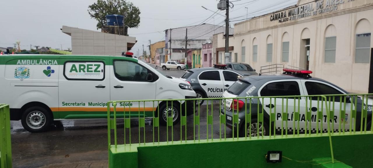 HOMEM DEPREDA MERCADO PÚBLICO, FARMÁCIA E PREFEITURA NA CIDADE DE AREZ