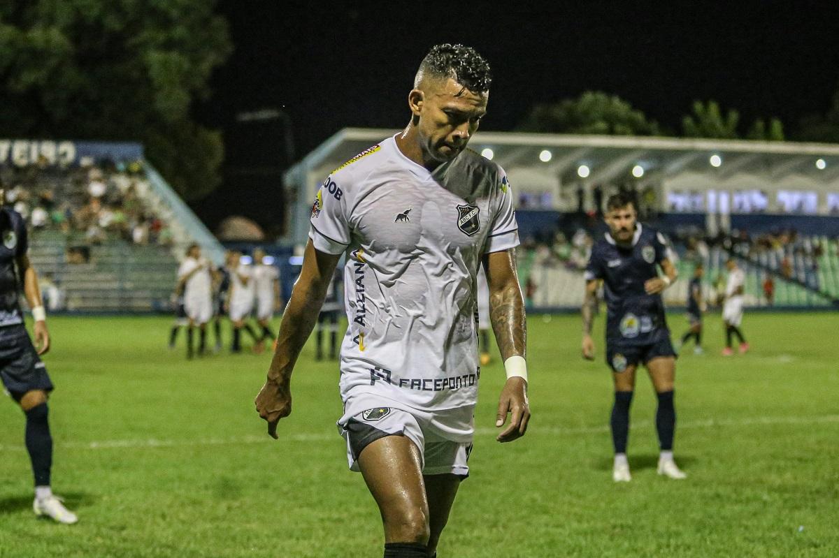 Ídolo do ABC diz que está fora dos jogos por opção do técnico: 