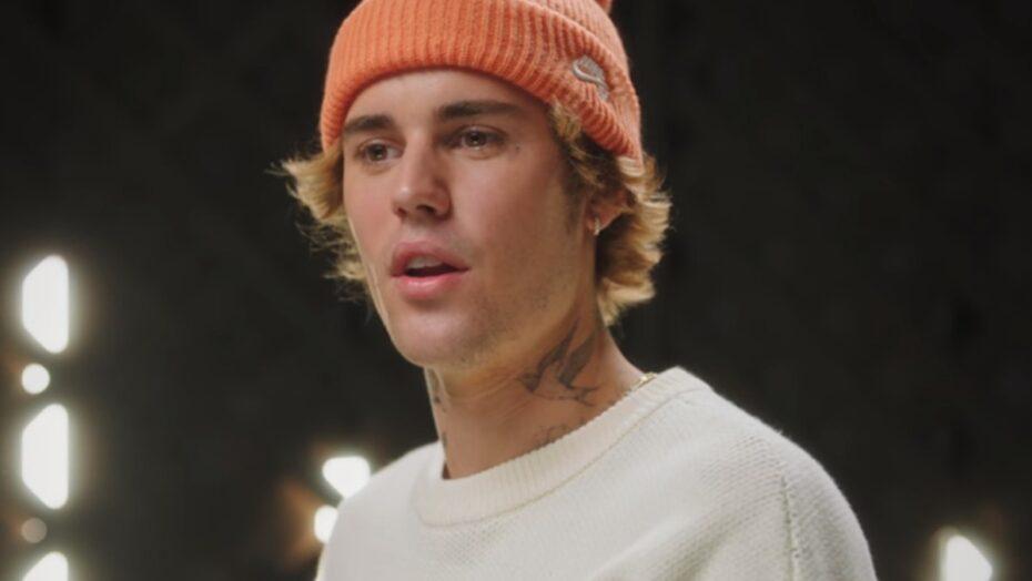 Justin Bieber aparece com metade do rosto paralisado em vídeo e anuncia que sofre de síndrome de Ramsay Hunt