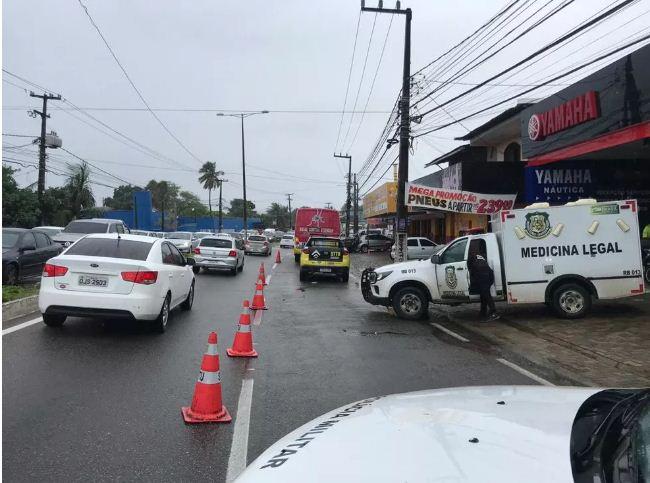Motociclista cai de moto, é atropelado por ônibus e morre na Zona Norte de Natal