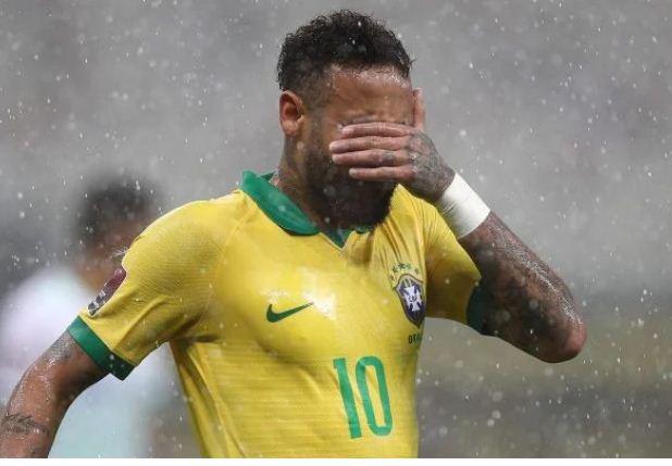 Neymar machuca o pé em treino e vira dúvida para a Seleção