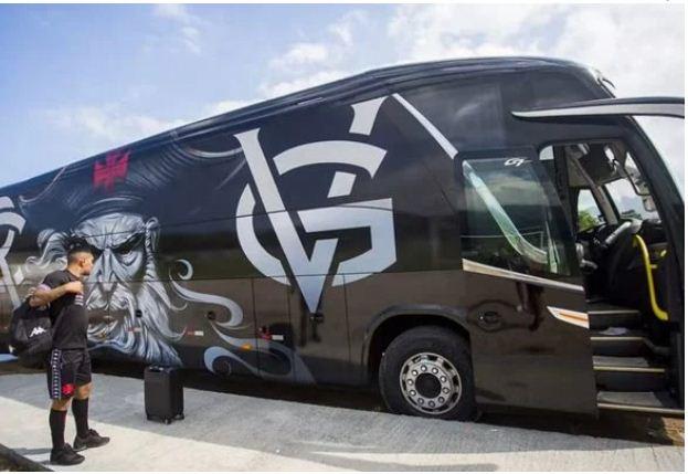 Ônibus quebra e jogadores do Vasco organizam “carona” para o Maracanã