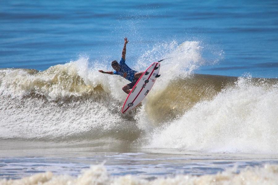 Potiguar Mateus Sena tem maior somatória de pontos do dia e avança em etapa do Brasileiro de Surfe