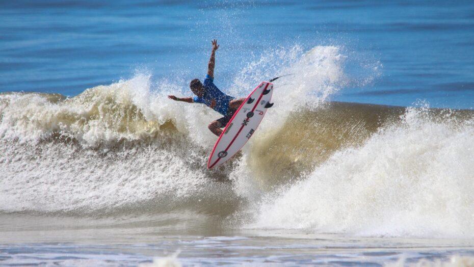 Potiguar Mateus Sena vence 1ª fase do Campeonato Brasileiro Profissional de Surfe