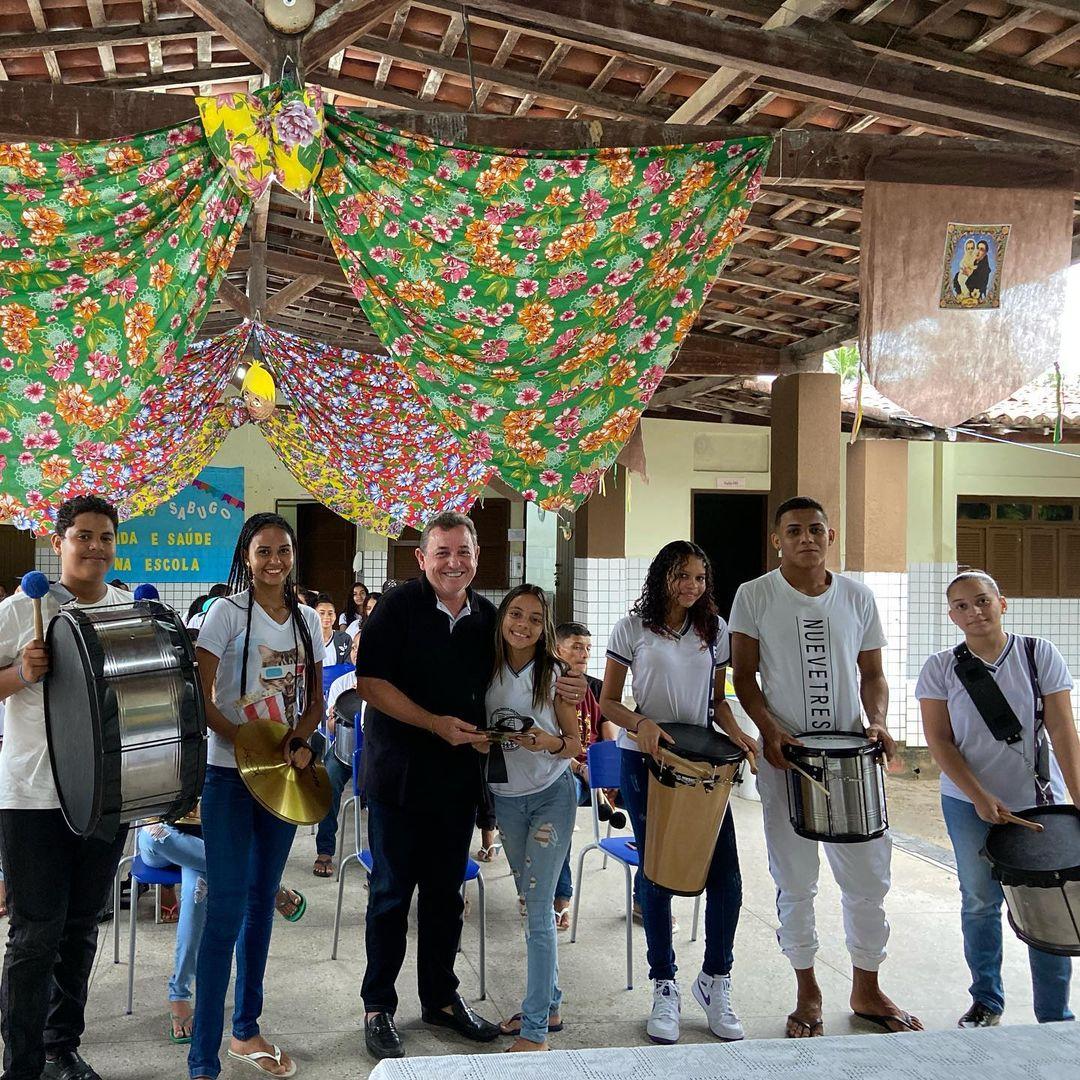 PREFEITO DE SENADOR GEORGINO AVELINO E SECRETÁRIO DE EDUCAÇÃO REALIZAM ENTREGA DE INSTRUMENTOS MUSICAIS