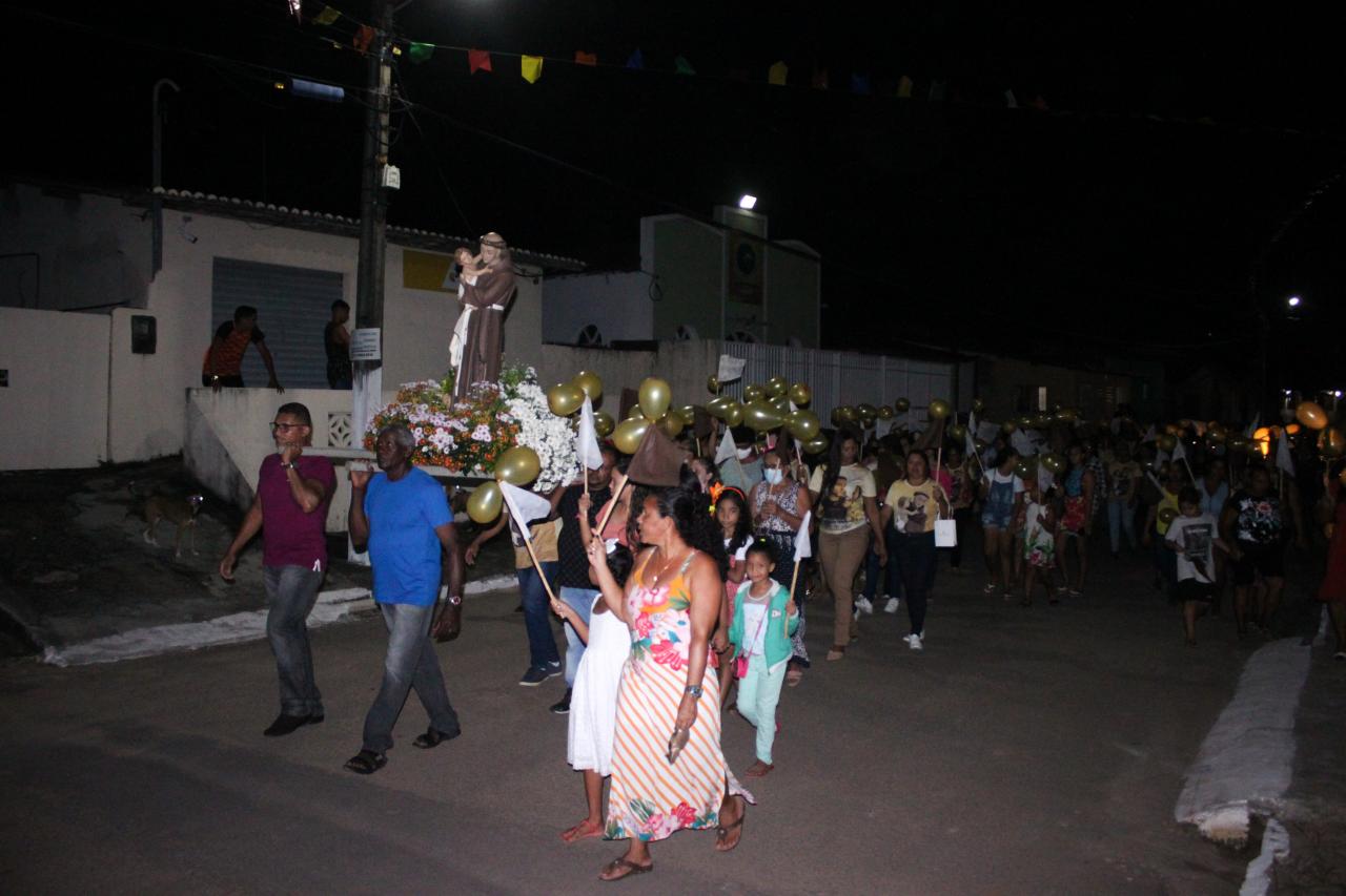PROCISSÃO MARCA ENCERRAMENTO DAS FESTIVIDADES DE SANTO ANTÔNIO ACHADO EM GEORGINO AVELINO