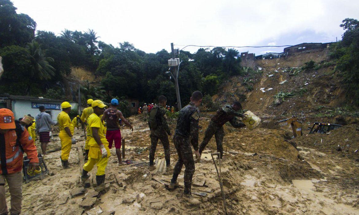 Sobe para 120 o número de mortos em Pernambuco