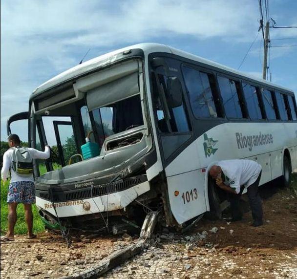 Turista uruguaia fica ferida em acidente de ônibus em Pipa