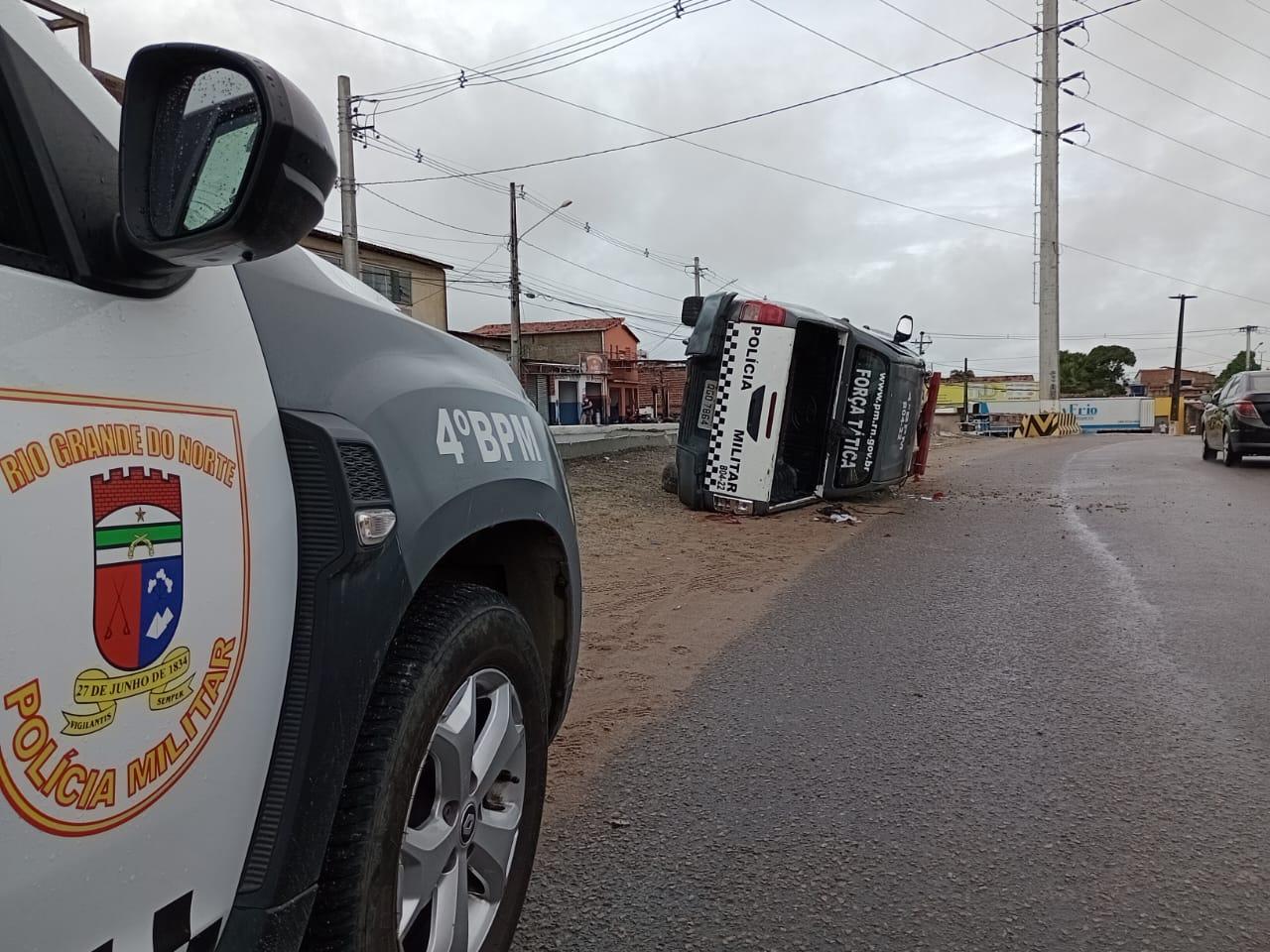 Viatura do 4º Batalhão da Polícia Militar capota na Avenida Rio Doce
