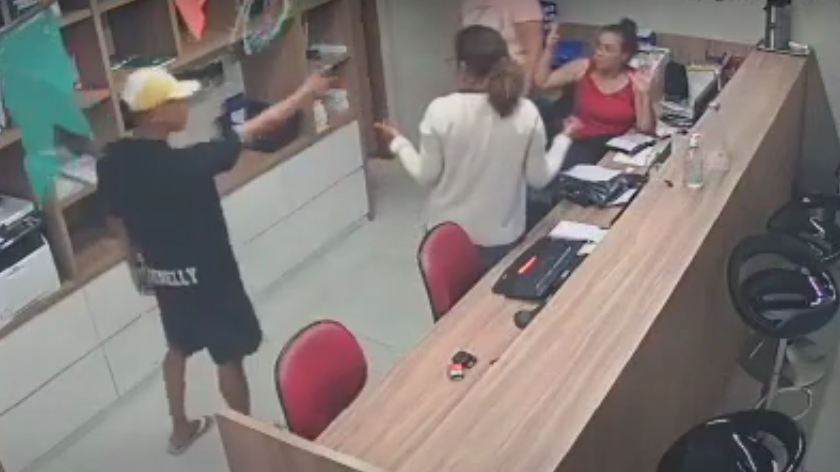 Vídeo: Homens invadem laboratório e assaltam clientes na zona Leste de Natal