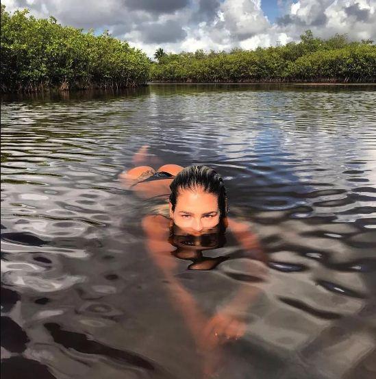Yasmin Brunet espanta calor com banho de rio e fãs brincam: 'Juma'