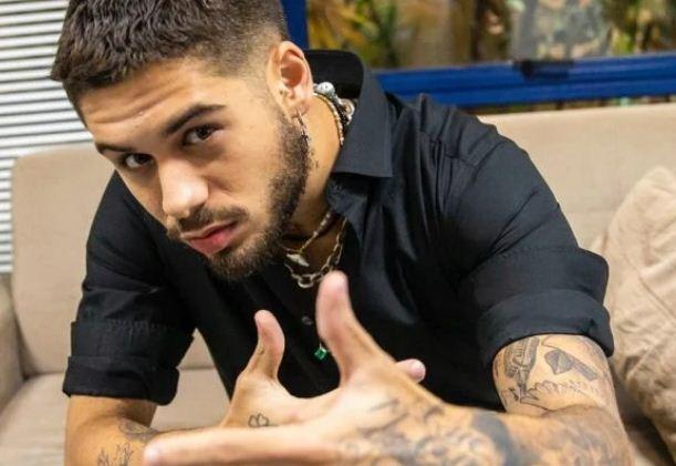 Zé Felipe é atingido por sapato no rosto durante show. Veja o vídeo