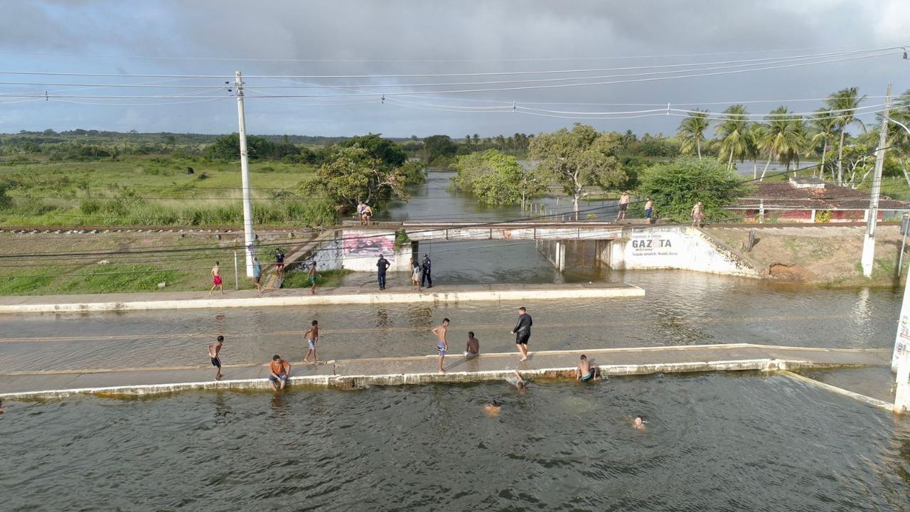 Acesso principal a Extremoz é liberado após nível da lagoa diminuir