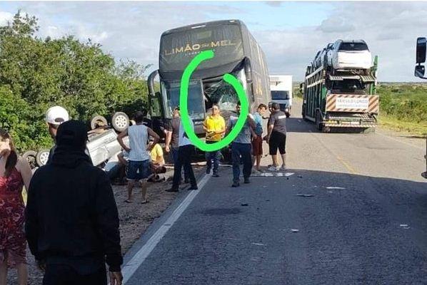 Acidente envolvendo ônibus da banda Limão com Mel deixa feridos na Bahia